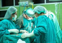 Tragedija v Genovi: 60-letnica umrla med biopsijo pljuč, pod drobnogledom specializant in predstojnik oddelka