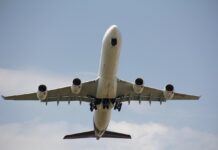 Pok, nato so iz motorja bruhnili plameni: Potniki začeli kričati, Qantasovo letalo zasilno preusmerili