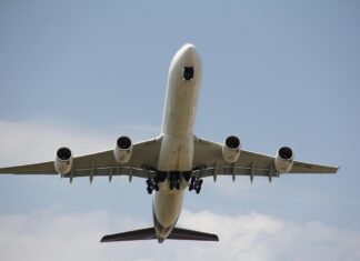 Pok, nato so iz motorja bruhnili plameni: Potniki začeli kričati, Qantasovo letalo zasilno preusmerili