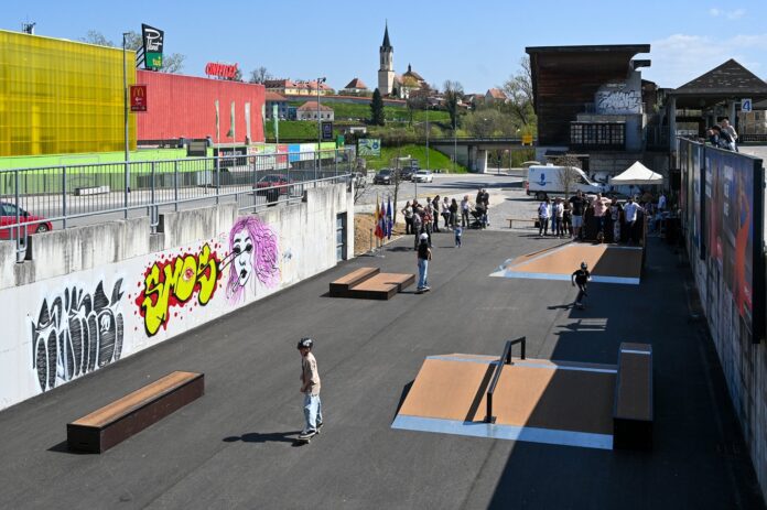 novo-mesto-odprlo-vrata-urbanim-sportom-z-novim-skate-parkom-67fa9c542c67f-1744477268