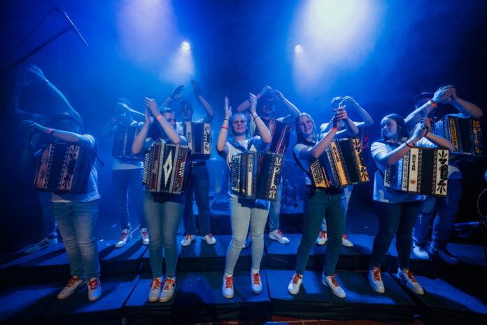 vecer-harmonike-in-smeha-glasbeni-spektakel-ki-zdruzuje-tradicijo-in-smeh-67ec29fd1ca7d-1743530493