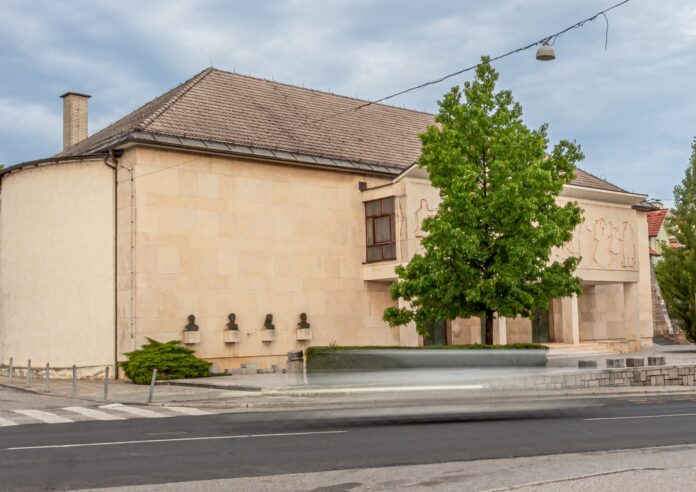 kulturni-dom-crnomelj-bo-jeseni-zasijal-z-novo-opremo-682dce8d3eb1b-1747832461