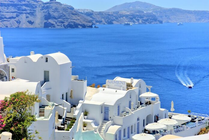 santorin-v-primezu-turisticne-krize-zaradi-strahu-pred-potresi-68498c00c533f-1749650432