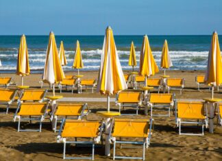 Družinski izlet v Tučepih se sprevrgel v nasilni spor na plaži