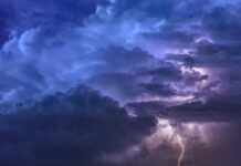Meteorologi opozarjajo: Današnje nevihte prinašajo 15-stopinjsko ohladitev in burno dogajanje