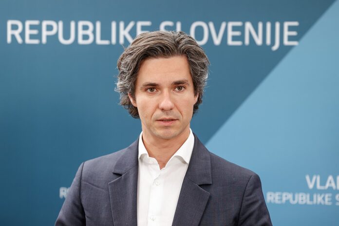 minister-mesec-poziva-k-podpori-pokojninske-reforme-na-referendumu-68d53cda7c49c-1758805210