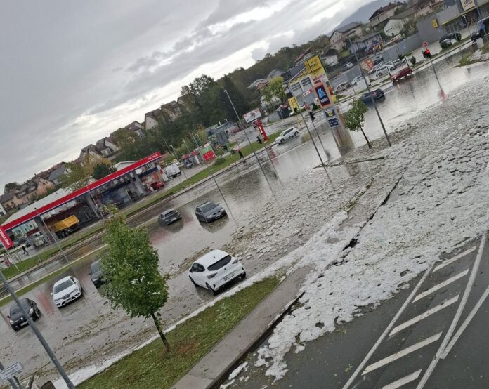 neurje-povzrocilo-opustosenje-v-novem-mestu-poplave-odkrite-strehe-in-ujeti-vozniki-foto-video-68c989abc5815-1758038443