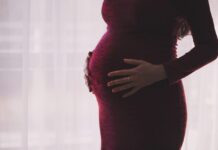 Resničnostna zvezdnica se je skrivaj poročila, zdaj pričakuje otroka: Njen mož je 27 let starejši in ima burno kriminalno preteklost #foto