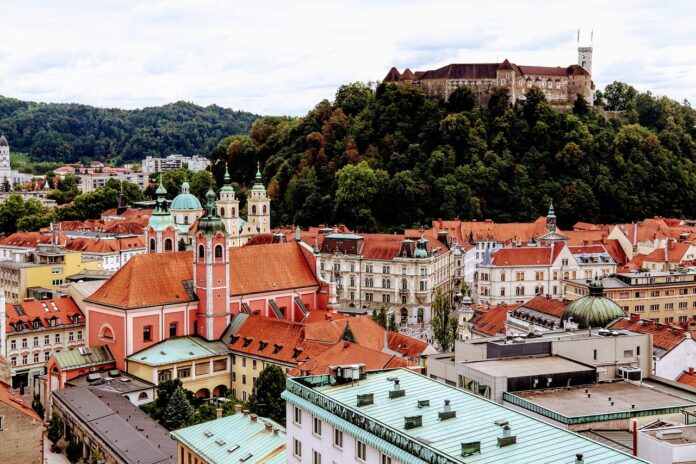 obnova-dvorisca-ljubljanskega-gradu-spreminja-dostop-za-obiskovalce-68f8ff90046eb-1761148816