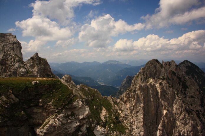 25-let-od-tragedije-v-logu-pod-mangartom-spomin-na-plaz-stoze-691b38813bf5f-1763391617