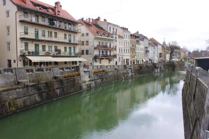 ljubljanski-mestni-svet-odloca-parkirnine-in-gostinske-takse-drazje-691b2a7167689-1763388017