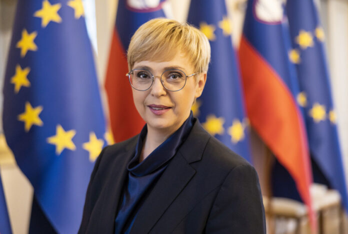 predsednica-pirc-musar-v-novem-mestu-poklon-alesu-sutarju-in-srecanja-z-lokalnimi-voditelji-6905e85de8add-1761994845