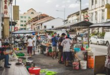Zastrupitev z ulično hrano terjala življenja mame in dveh malih otrok, oče v kritičnem stanju