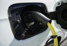 Nenavadna tatvina v Šempetru: Tat odmontiral polnilnico