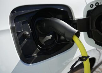 Nenavadna tatvina v Šempetru: Tat odmontiral polnilnico