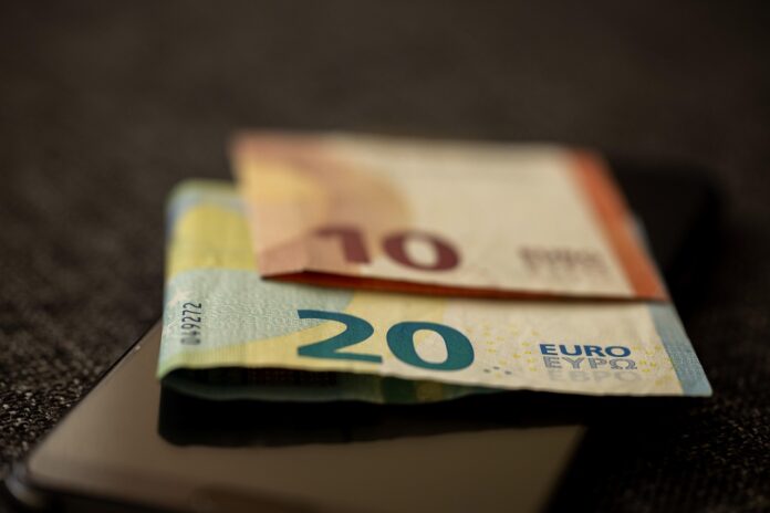 sezona-bozicnic-na-obzorju-slovenska-podjetja-razkrivajo-visine-bozicnic-692d9f7c60d62-1764597628
