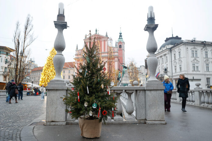 unikatna-praznicna-drevesa-v-ljubljani-navdusujejo-obiskovalce-693d8d97756c1-1765641623
