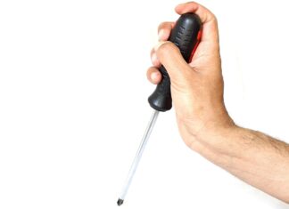 Varnostnik pred novomeško trgovino napaden z izvijačem