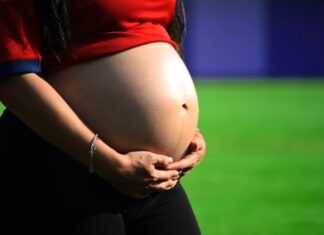 Medicinski preboj še pred rojstvom: zdravniki skozi materin trebuh zmanjšali nevarno tvorbo v pljučih ploda