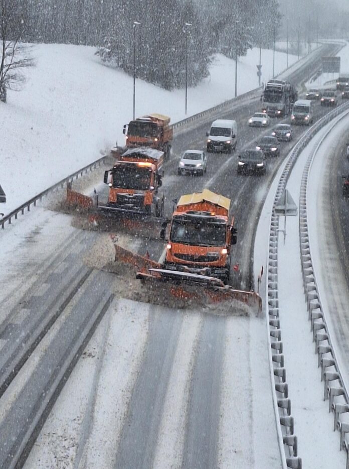 pluženje ceste, vir fb