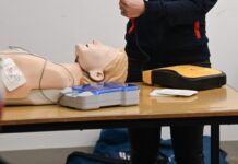 RK Ajdovščina uči o uporabi defibrilatorja: Pridružite se tečajem oživljanja in rešite življenje