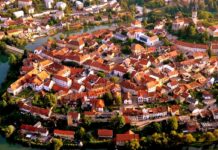 Vandali poškodovali policijska vozila v Dobovi, požarni alarm v Novem mestu