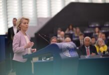 Zelenski podelil zgodovinsko odlikovanje Ursuli von der Leyen v Kijevu #video#foto