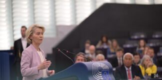 Zelenski podelil zgodovinsko odlikovanje Ursuli von der Leyen v Kijevu #video#foto
