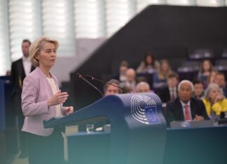 Zelenski podelil zgodovinsko odlikovanje Ursuli von der Leyen v Kijevu #video#foto