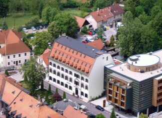 Varnostna kamera ujame tatova v cerkvi Dolenjskih Toplic, župnik napaden ob njihovem odhodu #video