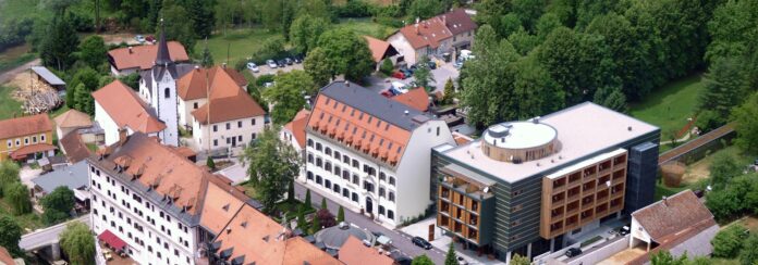 varnostna-kamera-ujame-tatova-v-cerkvi-dolenjskih-toplic-zupnik-napaden-ob-njihovem-odhodu-video-69caba5092f60-1774893648