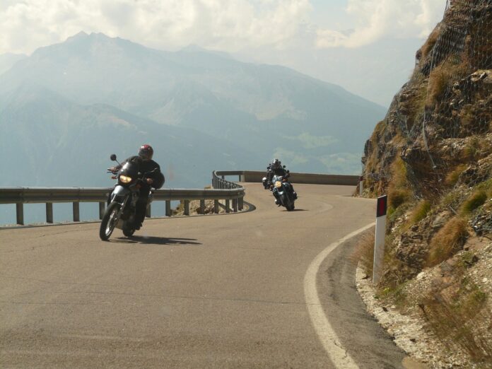 zacetek-motoristicne-sezone-varno-na-cesto-s-primerno-opremo-69ba93e8f1806-1773835240