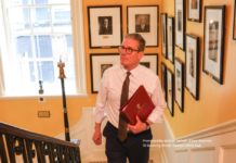 Politična kriza zaradi Epsteinove afere: bo Starmer odstopil