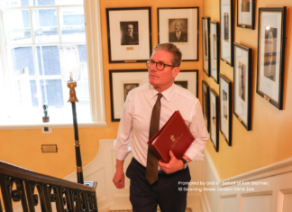 Politična kriza zaradi Epsteinove afere: bo Starmer odstopil