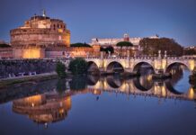Achille Lauro navdušil Rim: Skrivni koncert pri fontani Trevi # video
