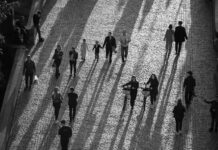 Zakaj vedno znova izberemo črno: Psihologija, moč in skrivnost najbolj brezčasne barve