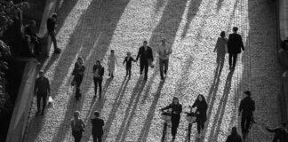 Zakaj vedno znova izberemo črno: Psihologija, moč in skrivnost najbolj brezčasne barve