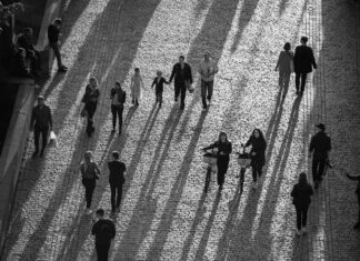 Zakaj vedno znova izberemo črno: Psihologija, moč in skrivnost najbolj brezčasne barve