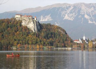 Bled končuje prakso ljubezenskih ključavnic zaradi škode na infrastrukturi