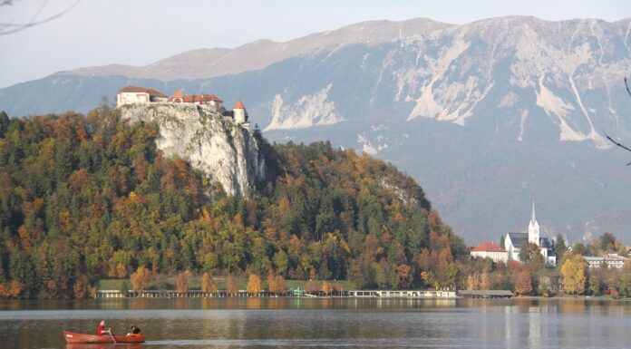 Bled končuje prakso ljubezenskih ključavnic zaradi škode na infrastrukturi