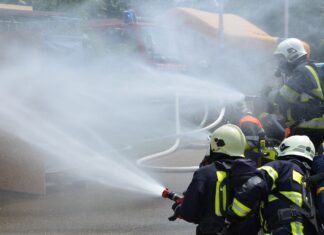 Dolenjske gasilke na pohodu za cisterno: Združevanje moči in tradicije