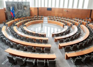 Politična negotovost bo v prihodnjem tednu bolj jasna: SDS predlaga zmanjšanje ministrstev