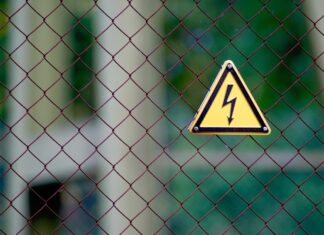 Tragedija v Dubrovniku: 14-letnik v boju za življenje po električnem udaru