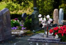 Več kot sto grobov oskrunjenih na Obali: Lokalna skupnost v solzah in šoku