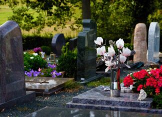 Več kot sto grobov oskrunjenih na Obali: Lokalna skupnost v solzah in šoku