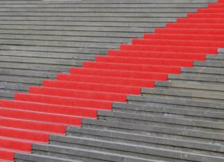 Zasebnost znanih osebnosti: Kako daleč smo pripravljeni iti?