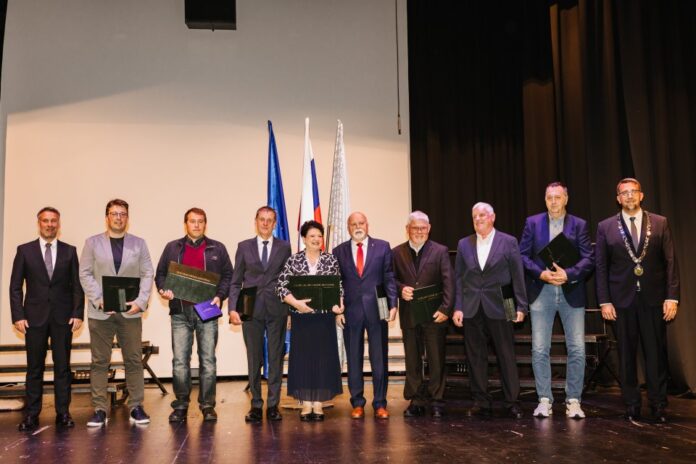 ajdovscina-slavi-svoje-ljudi-osem-priznanj-za-delo-ki-gradi-skupnost-69fc9af7bc87f-1778162423