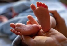 Napačne informacije na družbenih omrežjih ogrožajo življenja dojenčkov