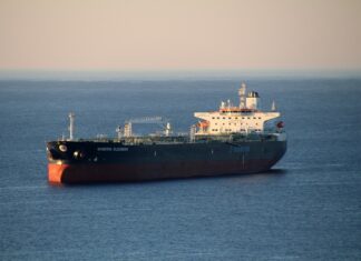 Drama v Adenskem zalivu: Ugrabljeni naftni tanker pred obalo Jemna ujet v napeto situacijo
