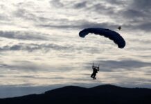 Nepričakovan sunek vetra v Rakičanu povzročil hudo padalsko nesrečo